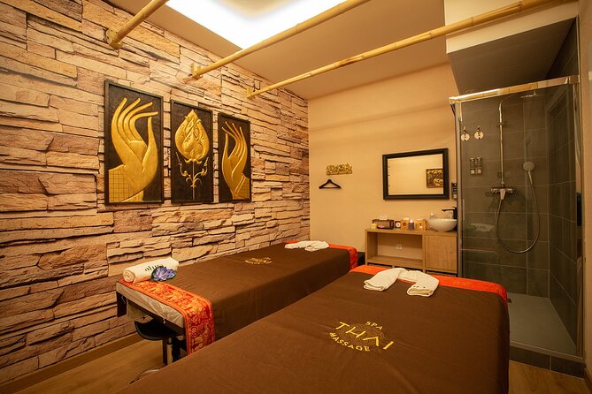 60 min Couple's Massage to Choose and 30 min Floral Bath THAI MASSAGE ALURA - The 60-minute couples massage