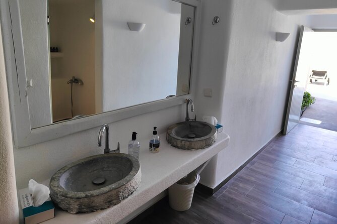 Akrotiri: Couples Massage & Pool Day Access - A quiet change of pace in Akrotiri