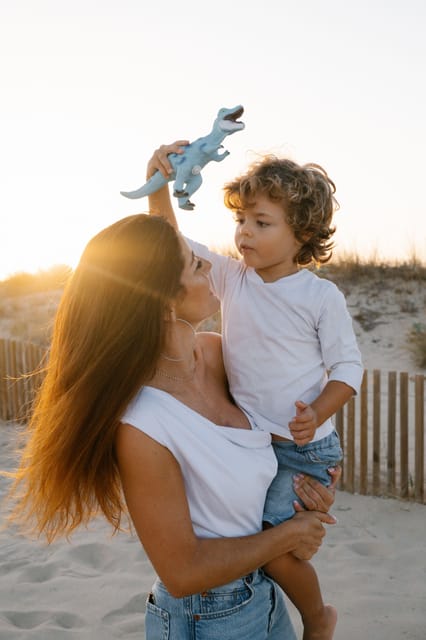 Algarve: 1 hour Couple & Family Photoshoot - Beach clothes, cliff shoes, and simple preparation