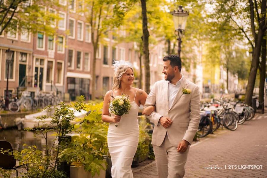 Amsterdam: Private Photoshoot for Couple, Family, or Solo - The canal route, from Makelaarsbruggetje to Staalmeestersbrug