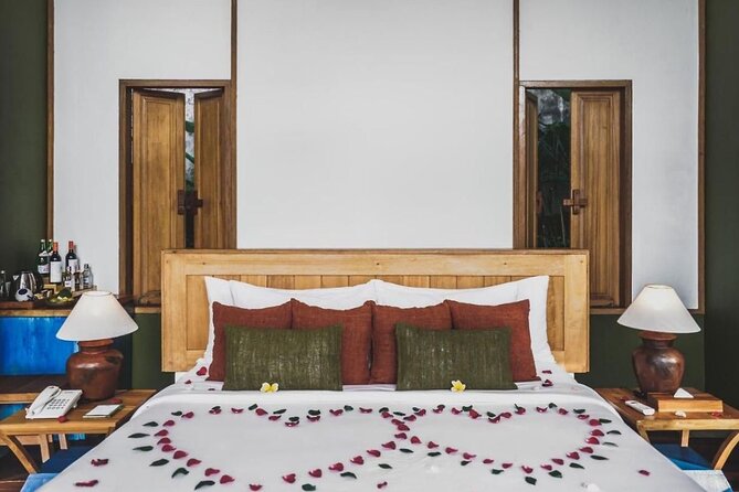 Bali: 5 Days All Inclusive - Romantic Honeymoon Package (Silver) - Uluwatu Temple above the Indian Ocean