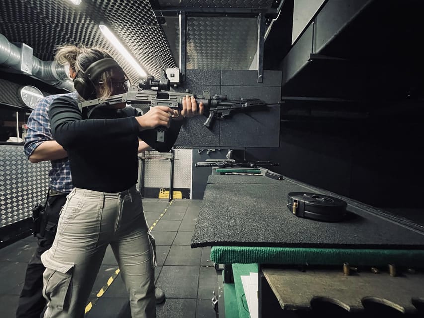 Budapest: Shooting Experience for Couples, The Perfect Date - Finding the entrance near the coffee shop and barber