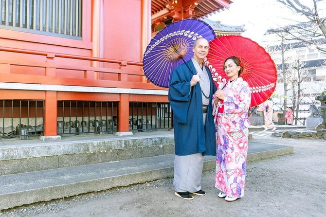Couple Plan - Arriving at the Kaminarimon shop