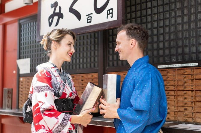 Couple Plan - Walking toward Sensoji and Kaminarimon