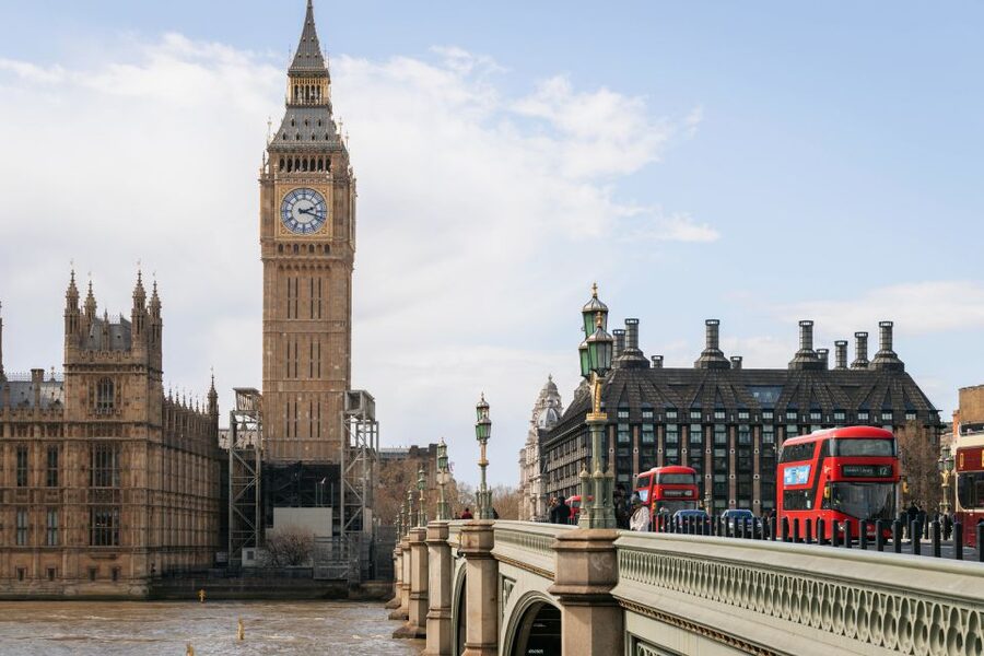 Couple’s photo: Romantic photoshoot in London - Accessibility and group size