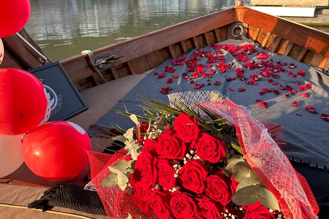 Exclusive private boat trip for couples in Heidelberg - The Neuenheimer side: villas, film locations, and riverfront life