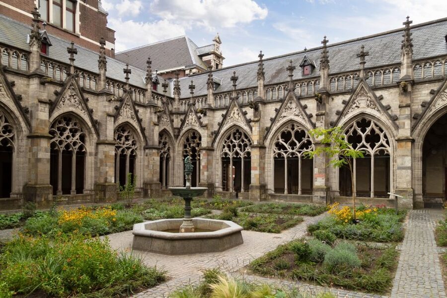 Explore Gems of Utrecht Walking Tour for Couples - What the $363 group price means