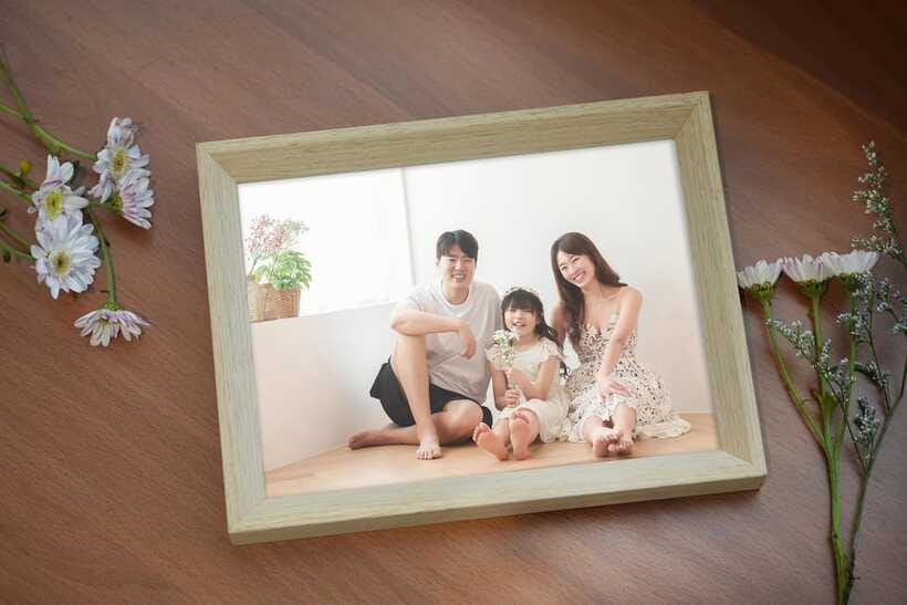 Family, Couple, and Group Photoshoot in Seoul - Engagement Photos, Family Portraits, and Group Pictures