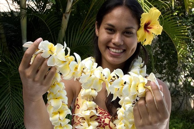Honeymoon Airport Lei Greeting on Kahului Maui - Finding your greeter at Kahului Airport