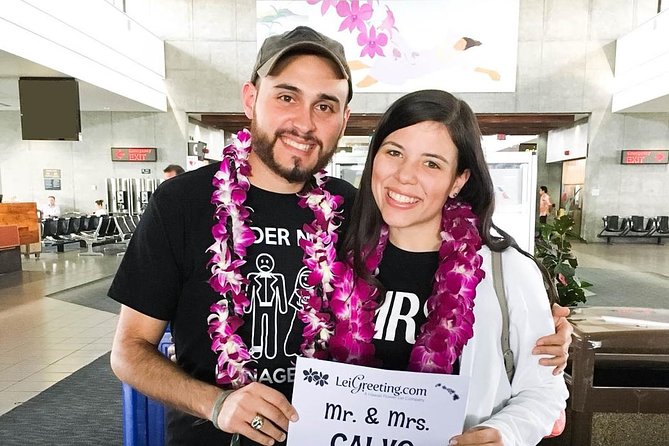 Honeymoon Airport Lei Greeting on Kahului Maui - What happens during the five-minute airport stop