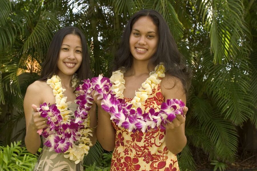 Honolulu Honeymoon Airport Lei Greeting - What happens from the arrival gate to baggage claim
