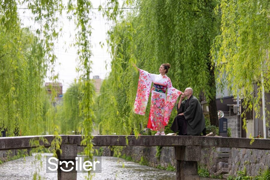 Kyoto: Private romantic photoshoot for couples - A 45-minute session built around two people