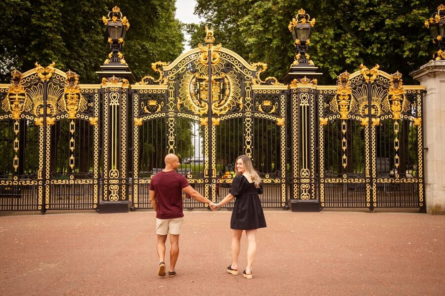 London: Private Couples Photography Session with Landmarks - Weather, timing, and practical planning
