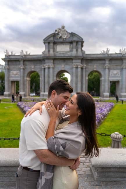 Madrid: Photoshoot for couples - The short walk to the Royal Palace