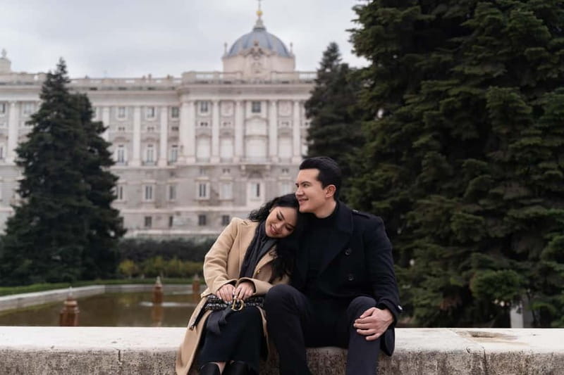 Madrid: Photoshoot for couples - Around five iconic places in a single hour