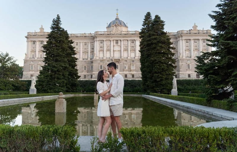Madrid: Photoshoot for couples - Ending in the Sabatini Gardens