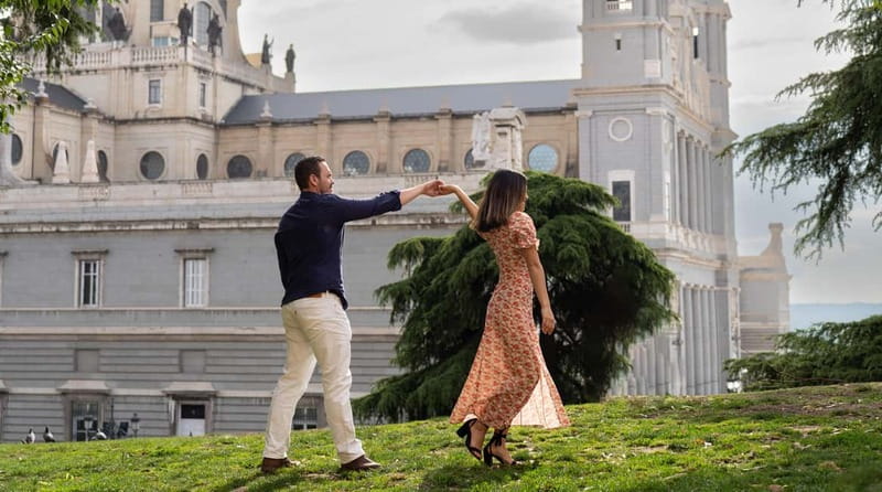 Madrid: Photoshoot for couples - The 40 edited images and delivery timing