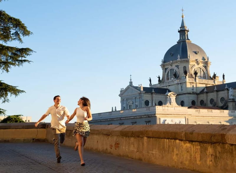 Madrid: Photoshoot for couples - Starting near La Mallorquina and Plaza Mayor