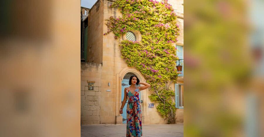 Malta: Romantic Couples Photoshoot - Choosing Mdina, Valletta, or a beach