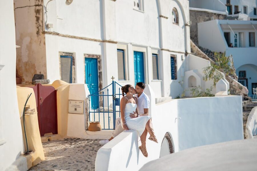 Oia: Couple photoshoot with 30 edited Photos - Why a Professional Photoshoot Helps in Oia