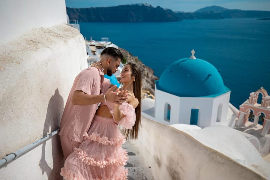 Oia: Couple photoshoot with 30 edited Photos - What Happens During the 30-Minute Session