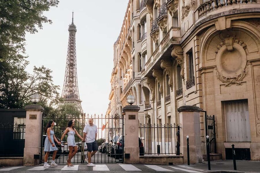 Paris: Private Eiffel Tower Photoshoot for Couples & Family - Key points to know before booking