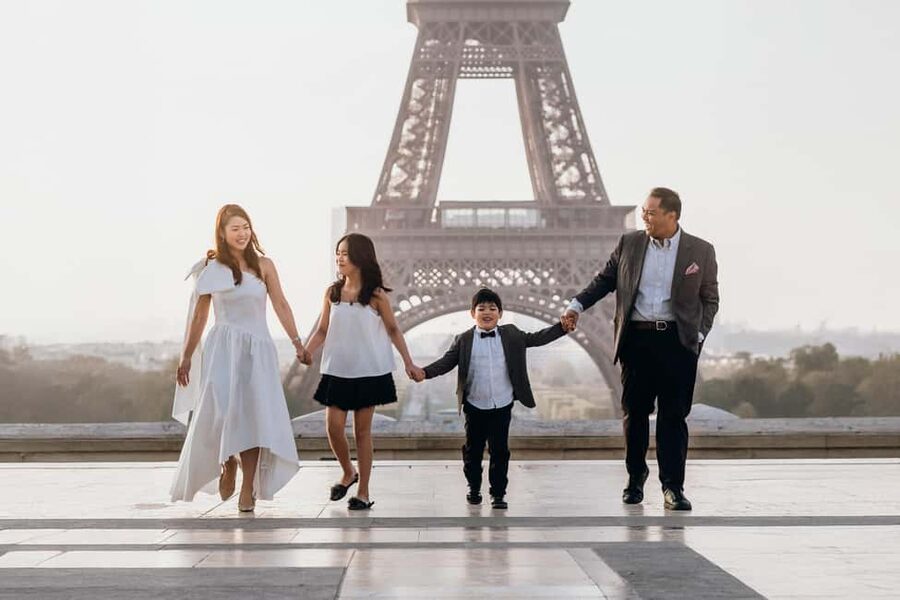 Paris: Private Eiffel Tower Photoshoot for Couples & Family - What this Paris photoshoot is really like