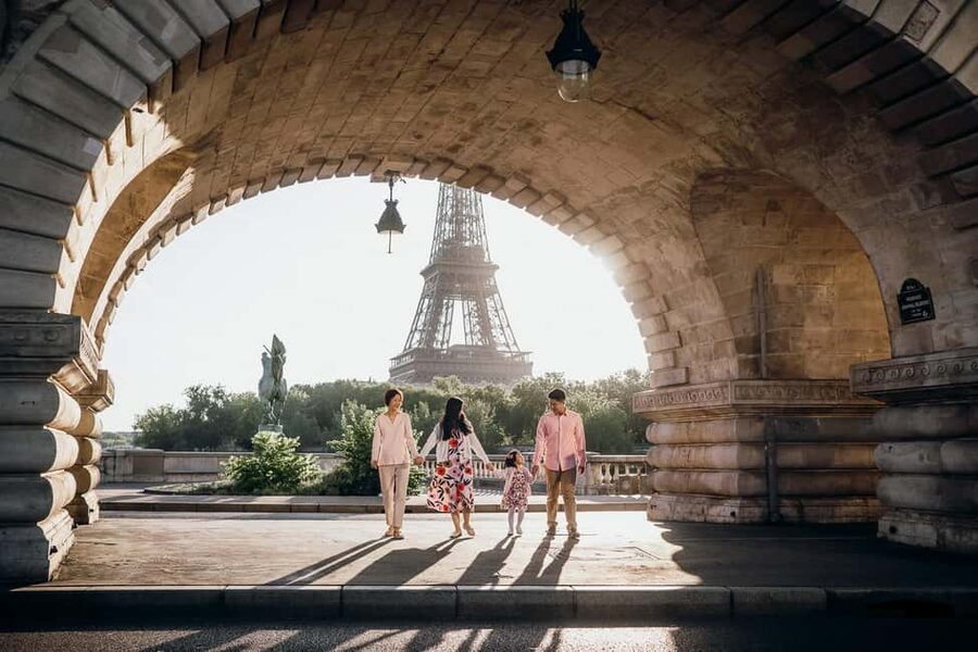 Paris: Private Eiffel Tower Photoshoot for Couples & Family - How natural are the photographs?