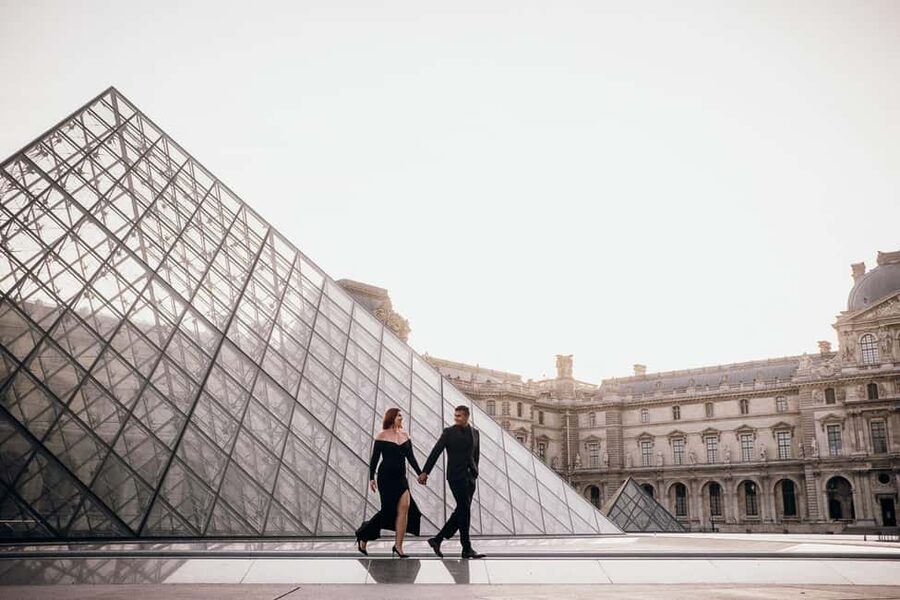 Paris: Private Eiffel Tower Photoshoot for Couples & Family - Best timing, communication, and planning tips