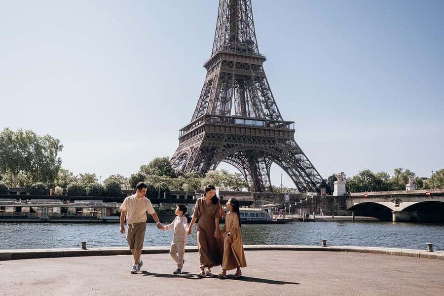 Paris: Private Eiffel Tower Photoshoot for Couples & Family - Who should book this experience?