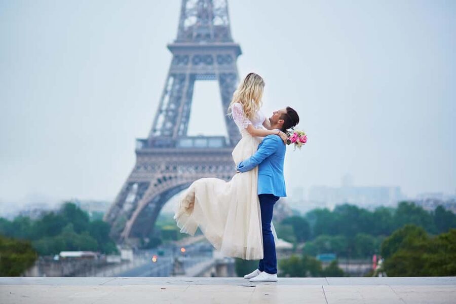 Paris: Romantic Couple Photoshoot (with flower bouquet!) - Key points at a glance