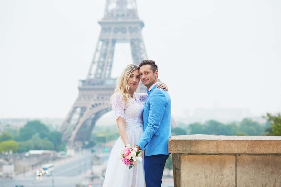 Paris: Romantic Couple Photoshoot (with flower bouquet!) - Who should book this experience