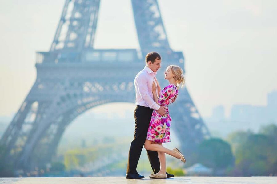 Paris: Romantic Couple Photoshoot (with flower bouquet!) - Why a Paris photoshoot can be worth the money