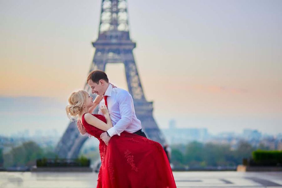 Paris: Romantic Couple Photoshoot (with flower bouquet!) - Starting with the bouquet and first portraits