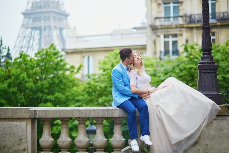 Paris: Romantic Couple Photoshoot (with flower bouquet!) - Moving through the Eiffel Tower viewpoints