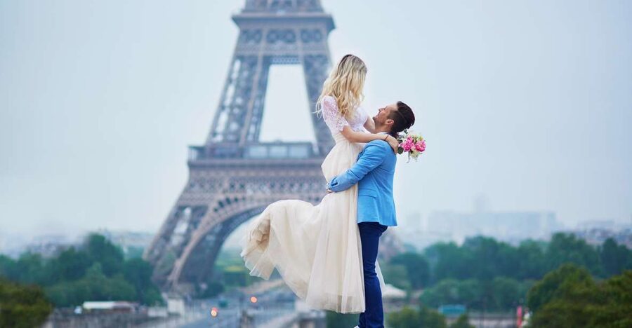 Paris: Romantic Couple Photoshoot (with flower bouquet!) - How the photographer helps you pose
