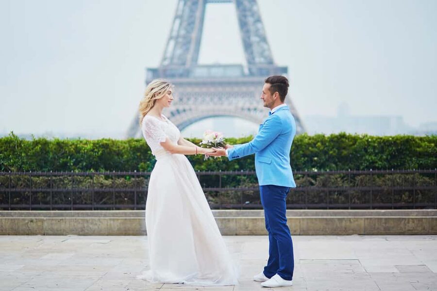Paris: Romantic Couple Photoshoot (with flower bouquet!) - The 50-photo gallery and delivery within 48 hours