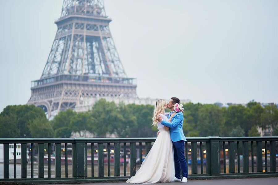 Paris: Romantic Couple Photoshoot (with flower bouquet!) - Language support and communication on the day
