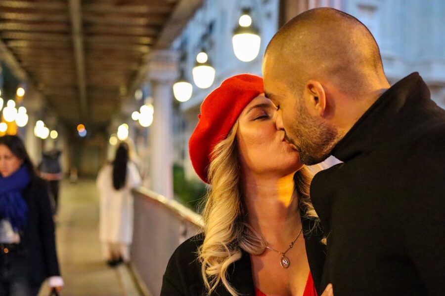 Paris: Romantic Photoshoot for Couples - The 75-minute Eiffel Tower photo stop