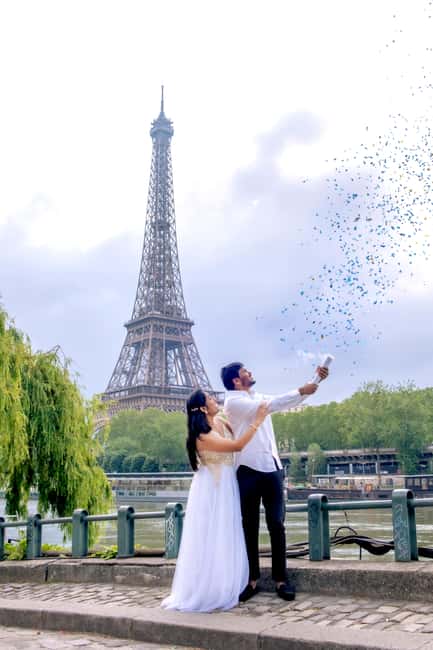 Photo session for couples with flowers around Eiffel tower - Key points to know before booking