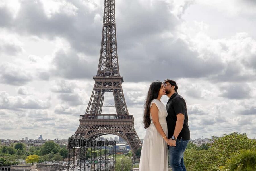 Photo session for couples with flowers around Eiffel tower - Why Trocadéro is a smart place for couple portraits