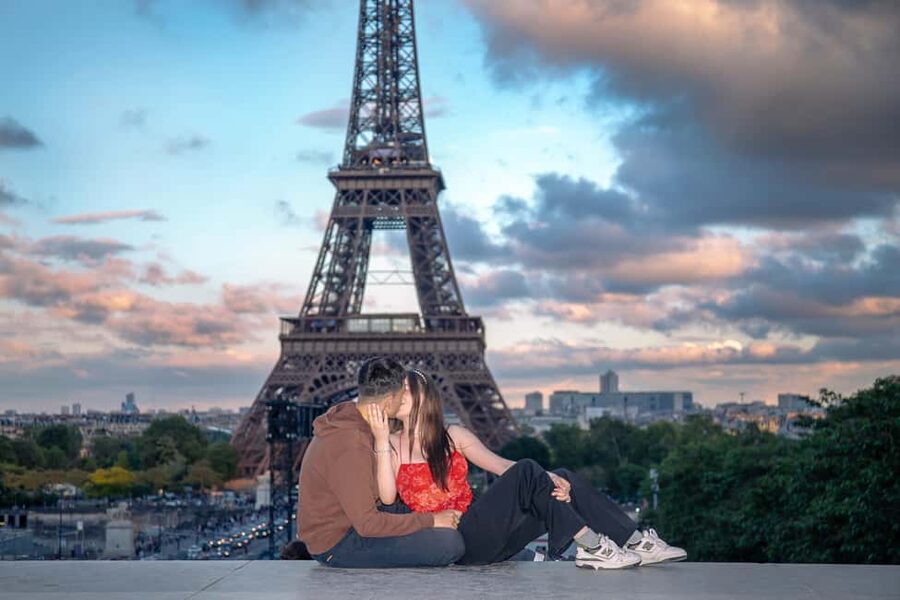 Photo session for couples with flowers around Eiffel tower - One hour around Trocadéro, step by step