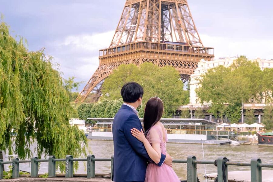 Photo session for couples with flowers around Eiffel tower - What the photographer adds to the experience