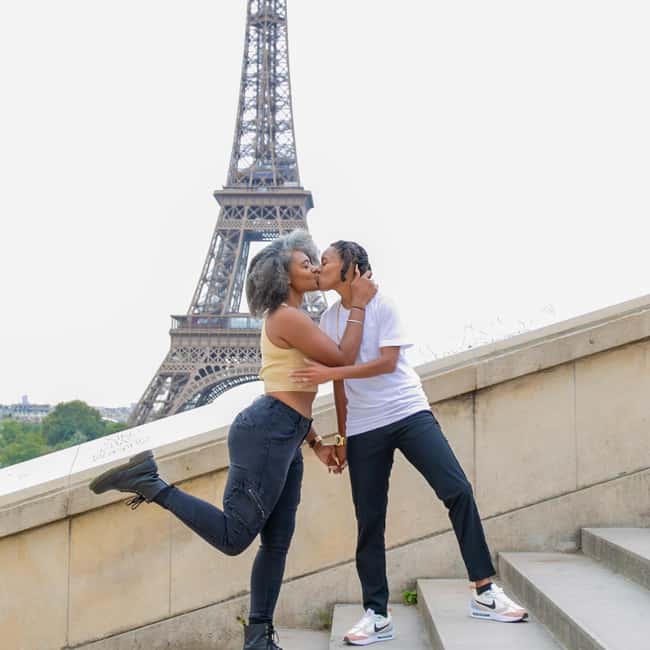 Photo session for couples with flowers around Eiffel tower - Flowers, clothing, and personal requests