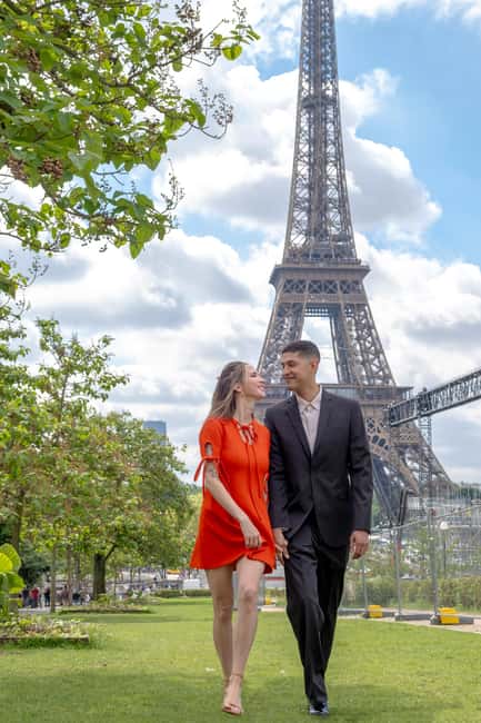 Photo session for couples with flowers around Eiffel tower - Is $165 good value for a private Paris photo session?