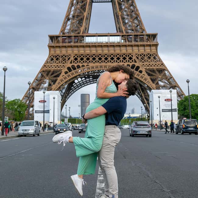 Photo session for couples with flowers around Eiffel tower - What the customer feedback tells you