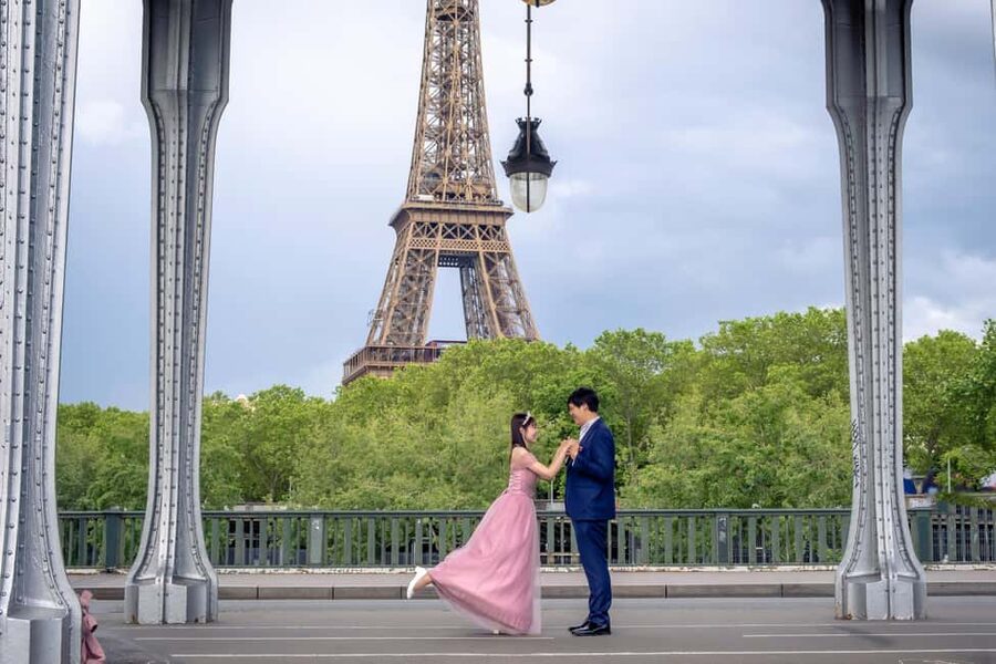 Photo session for couples with flowers around Eiffel tower - Who should book this experience?