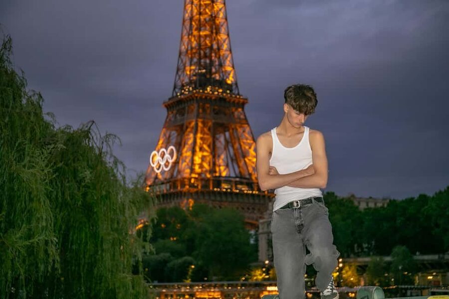 Photo session for couples with flowers around Eiffel tower - Meeting at the Museum of Architecture