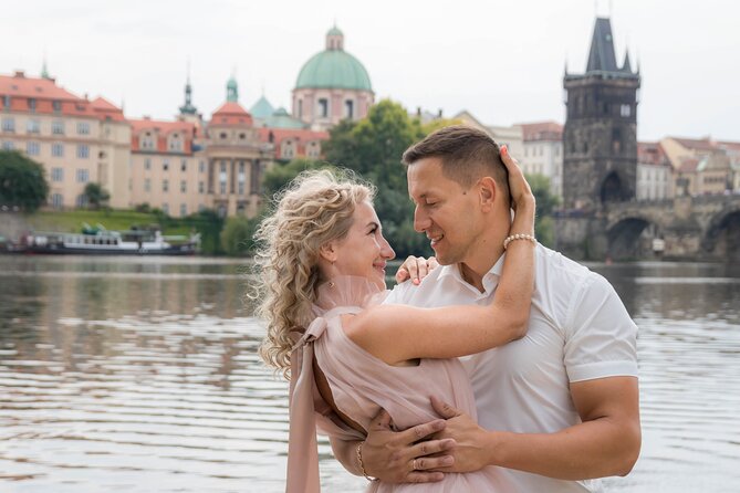 Photo Shoot for couple in Prague - Charles Bridge: the natural opening scene
