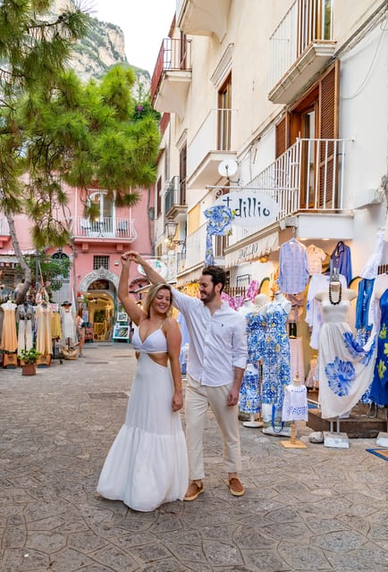 Positano : professional photo shoot for couples and families - Walking through the old center and shops